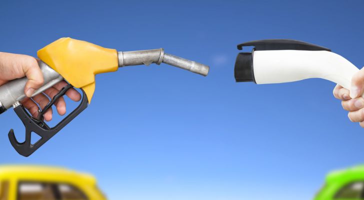 pessoas trocam carros a gasolina a cada 12 anos, enquanto os carros elétricos são renovados a cada três anos