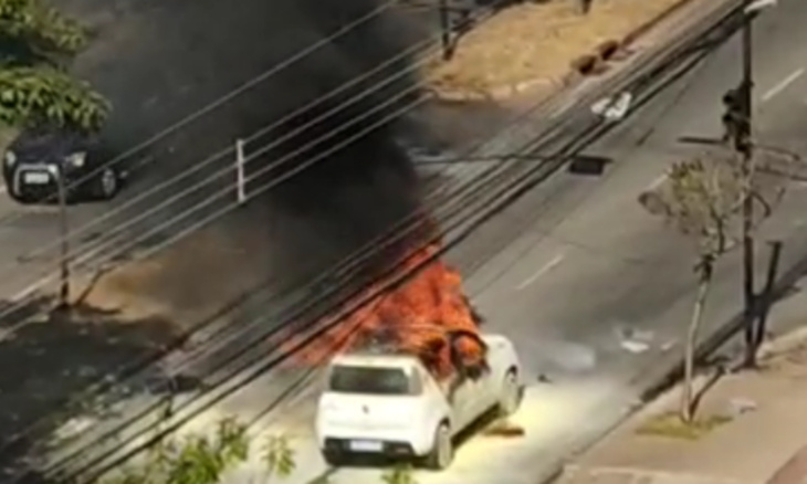 carro tem pane e pega fogo no meio de avenida na região oeste de bh