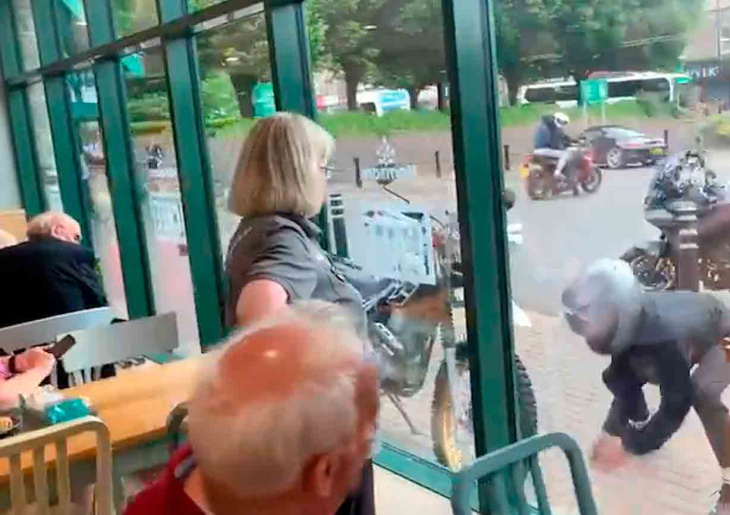 vídeo: bandidos roubam moto usando pedra em frente a lanchonete cheia e ninguém faz nada