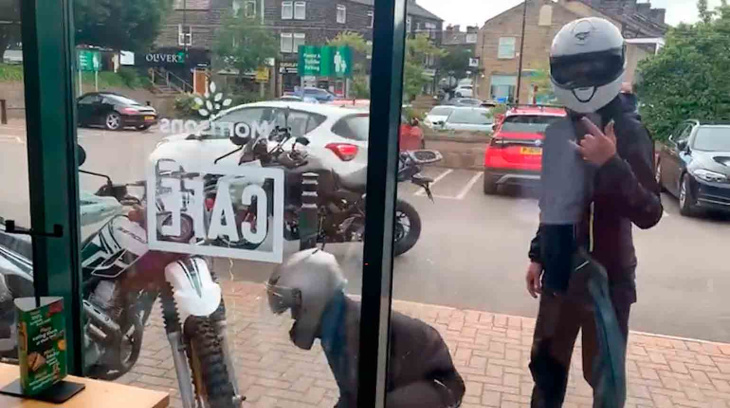 vídeo: bandidos roubam moto usando pedra em frente a lanchonete cheia e ninguém faz nada