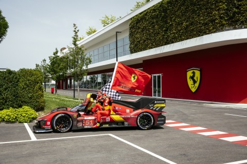 Ferrari recebida em festa em Maranello após a vitória nas 24 Horas de Le Mans