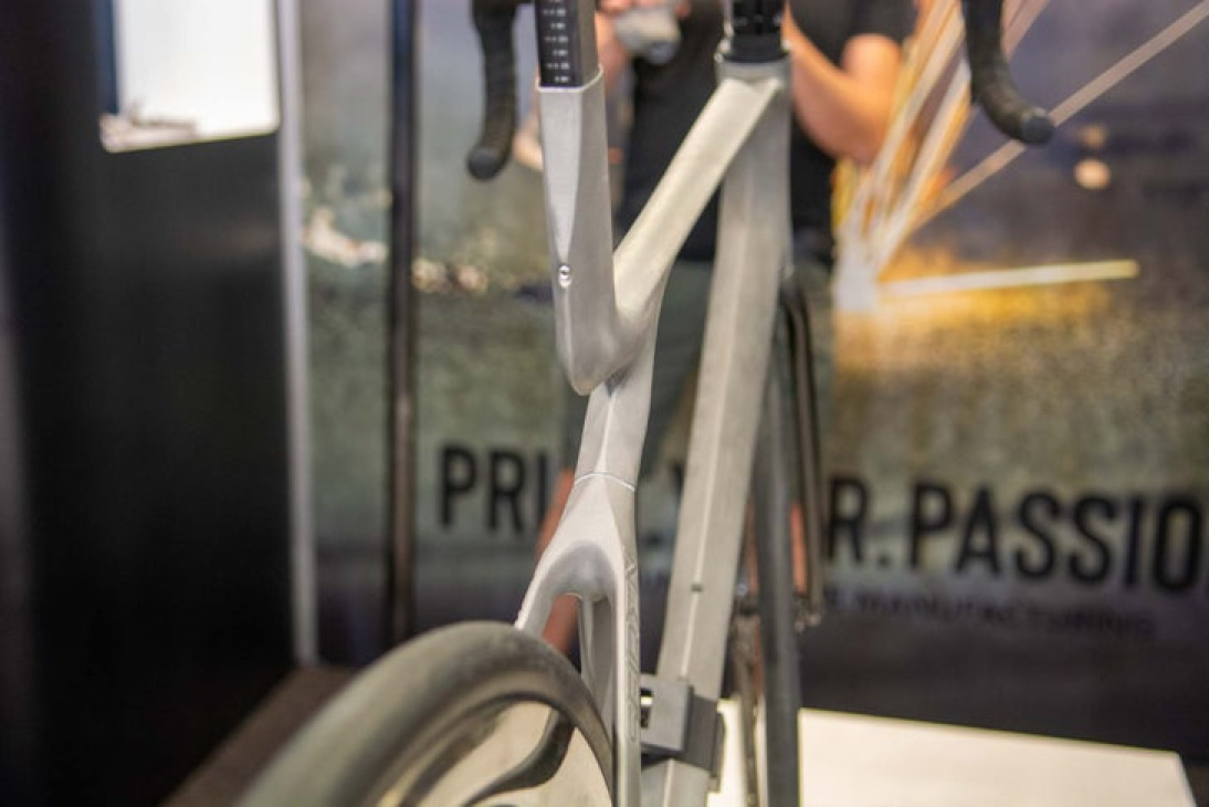 conheça a bicicleta de titânio impressa em 3d que custa r$ 88 mil
