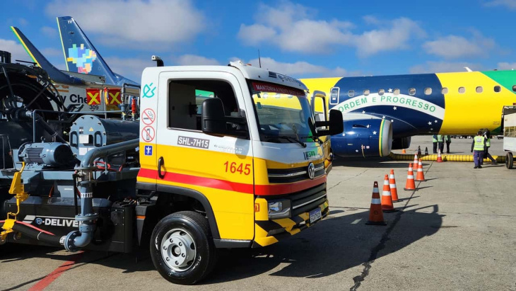 raízen faz 1º abastecimento de aeronave com caminhão elétrico da volkswagen