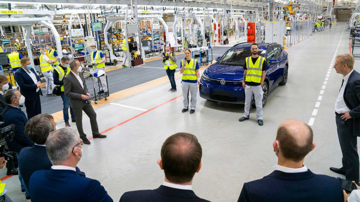 volkswagen reduz produção de carros elétricos após queda nas vendas