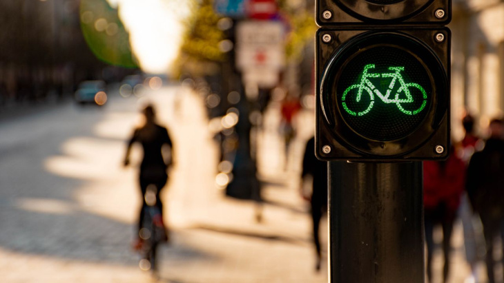 scooters e bicicletas elétricas têm novas regras de trânsito; entenda