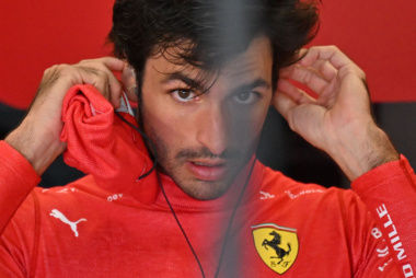 Sainz vê foco da Ferrari em “gerenciar pneus”. Leclerc concorda e lamenta falha no TL2
