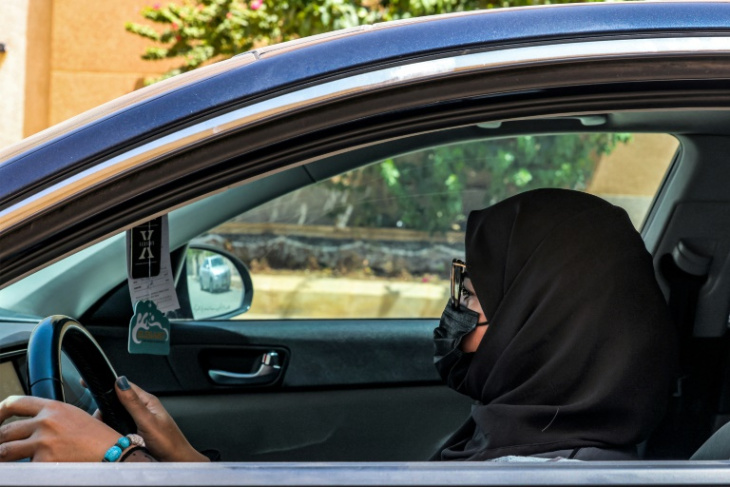 após cinco anos ao volante, mulheres sauditas ainda têm um longo caminho a percorrer