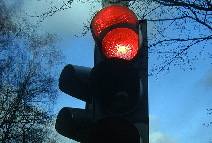 sinais de trânsito podem ganhar nova cor. entenda a ideia