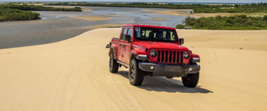 Jeep Gladiator: veja o modelo nas dunas do nordeste brasileiro