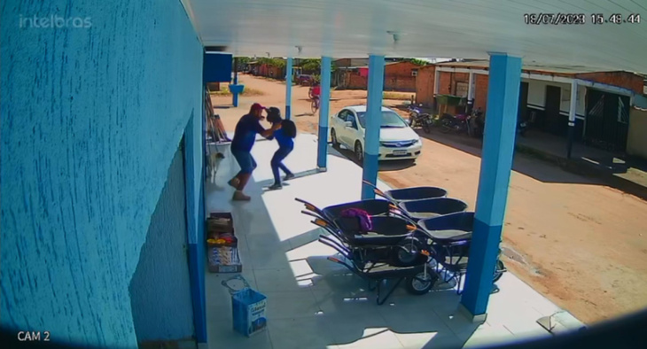 veja o vídeo: câmera registra bandido atirando em trabalhador durante roubo em loja