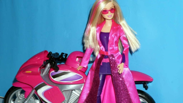 barbie e as motos; sim, ela também é motociclista!