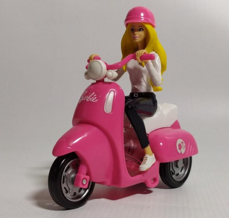 barbie e as motos; sim, ela também é motociclista!