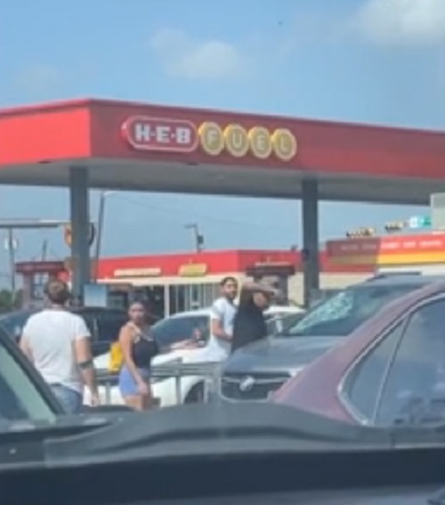 pai quebra vidro do carro trancado e resgata criança no texas