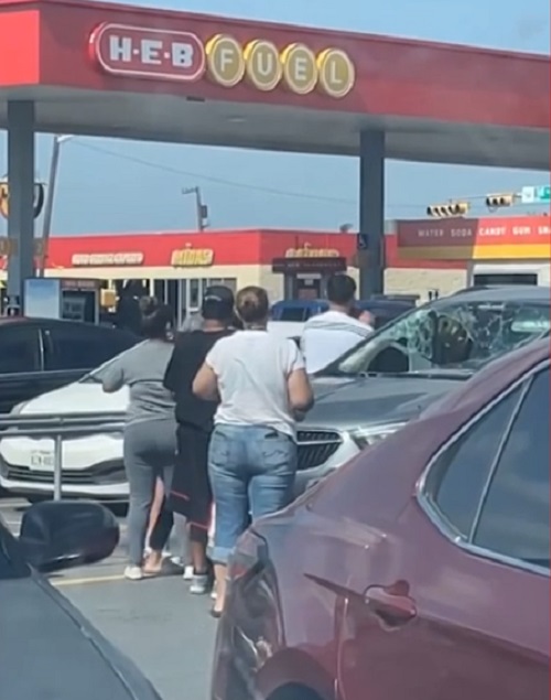 pai quebra vidro do carro trancado e resgata criança no texas