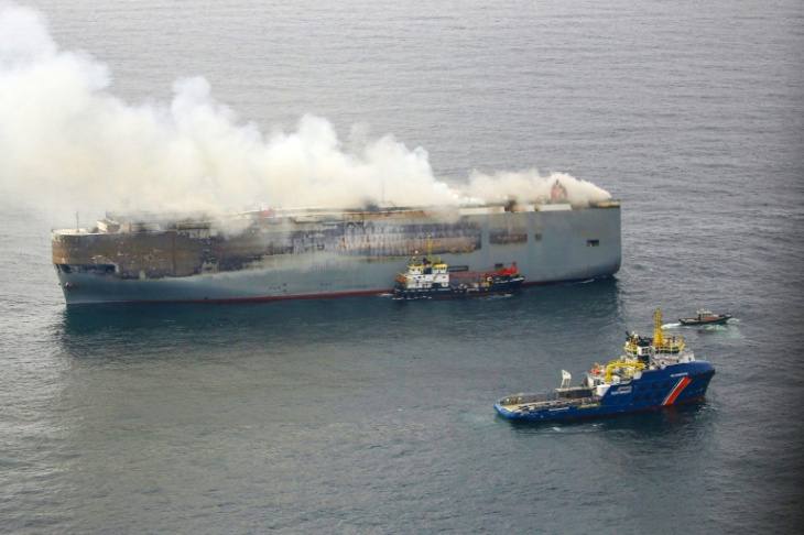 vento impede remoção de cargueiro em chamas na costa da holanda