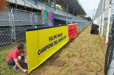 Torcedores da Ferrari exibem faixa em apoio a Massa: 'Campeão do mundo de 2008'