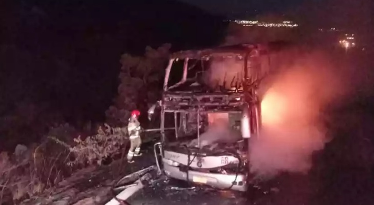 ônibus de turismo com 59 ocupantes pega fogo na br-251