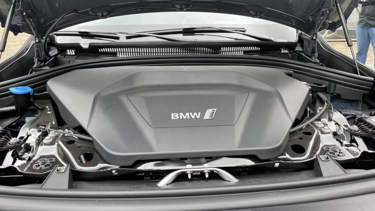 bmw aumenta gasto com carros elétricos para alcançar a tesla