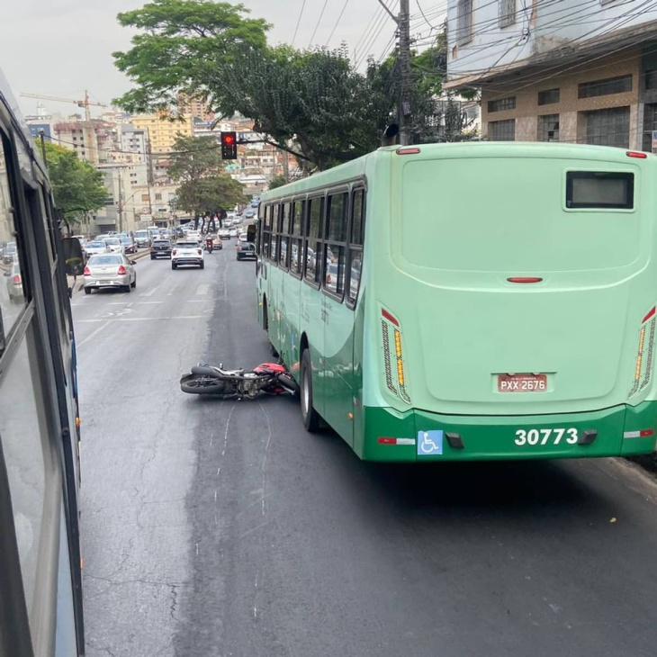moto fica embaixo de ônibus em acidente na avenida amazonas em belo horizonte; veja imagens