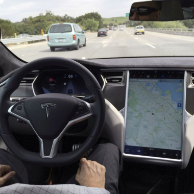 Tesla se prepara para 1º julgamento sobre colisões fatais envolvendo piloto automático