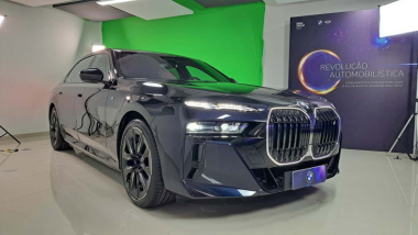 BMW lança luxuoso sedã i7 elétrico com tela 8k por R$ 1,28 milhão