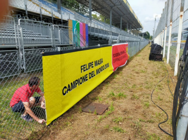 Torcedores da Ferrari em Monza esticam faixa em apoio a Massa: “Campeão de 2008”