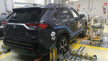 Toyota começa a testar sistema híbrido plug-in flex que será feito no Brasil