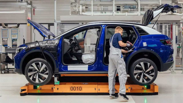 volkswagen: baixa demanda afeta produção de carros elétricos na alemanha