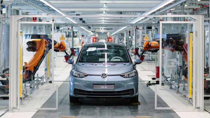 volkswagen: baixa demanda afeta produção de carros elétricos na alemanha