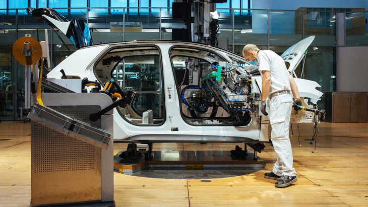 volkswagen suspende produção de dois carros elétricos na alemanha