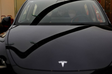 Tesla trabalha em tecnologia para moldar parte inferior de carroceria em peça única, diz jornal