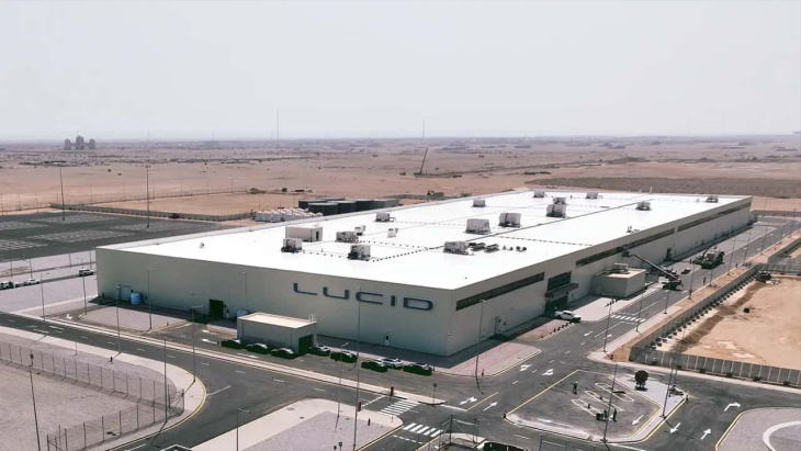 1ª fábrica de automóveis da arábia saudita é inaugurada pela lucid motors