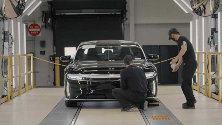 1ª fábrica de automóveis da arábia saudita é inaugurada pela lucid motors