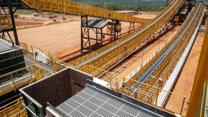byd considera investir em mineração de lítio para baterias no brasil