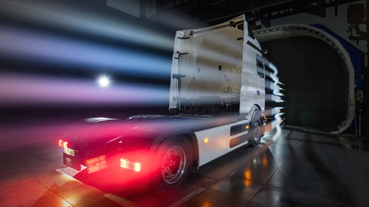 mercedes-benz revela eactros 600, caminhão elétrico rival do tesla semi