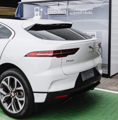 Jaguar Land Rover inaugura 1ª estação de recarga sustentável no Brasil