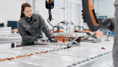Volkswagen adia nova fábrica de baterias por culpa de demanda 