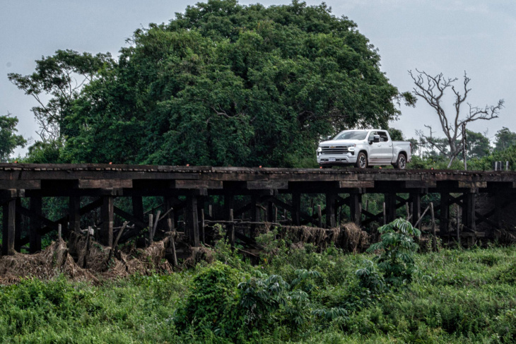 nova chevrolet silverado 2024: vídeo-avaliação off-road no pantanal