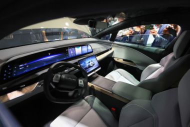 Startup de carros elétricos Lucid lança SUV com tela de 34 polegadas e que custa US$80 mil