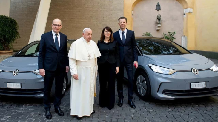 vaticano anuncia transição com frota de carros elétricos da volkswagen