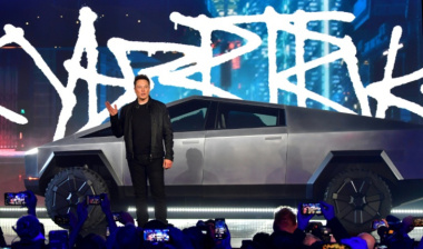 Elon Musk entrega seu Cybertruck, a picape que representa o futuro da Tesla