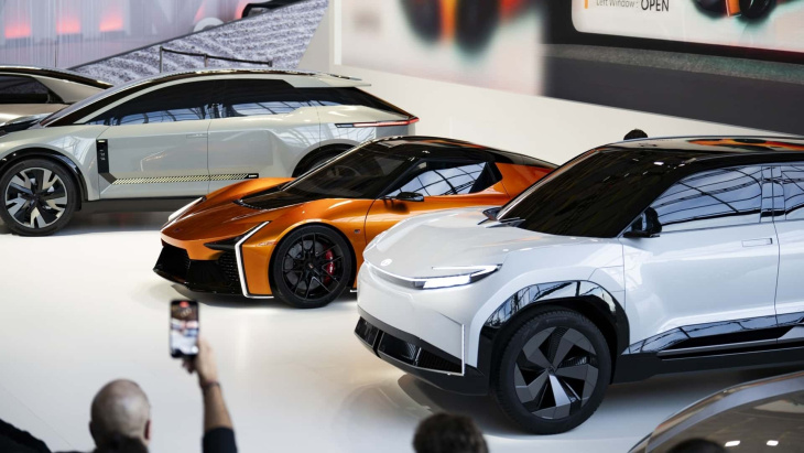 toyota apresenta futuro baseado em carros elétricos, hidrogênio e baterias