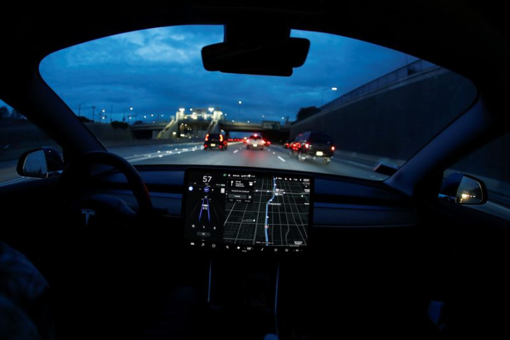 tesla vai atualizar 2 milhões de veículos nos eua por sistema autopilot