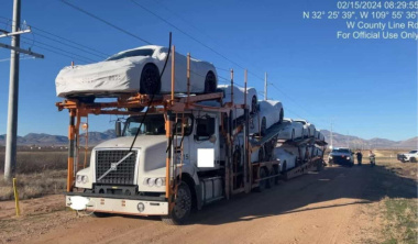 Ex-presidiário rouba caminhão com US$ 1,25 milhão em Corvettes novos no Arizona