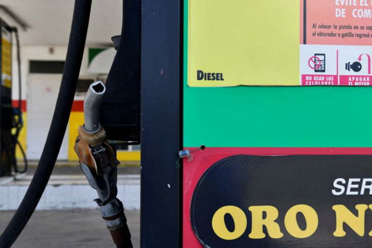 cubanos se conformam com aumento dos custos depois de forte alta da gasolina