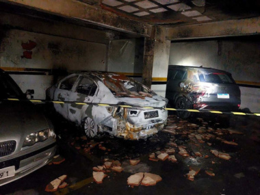 Incêndio em carro de luxo na garagem de prédio retira 40 moradores de casa em MG