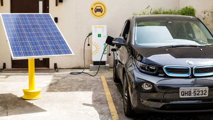 carros elétricos e energias renováveis frearam aumento de emissões em 2023