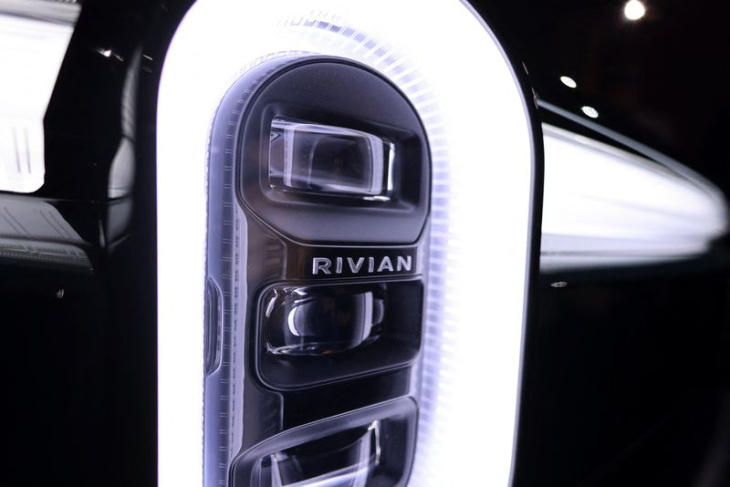 fabricante de veículos elétricos rivian lança suvs e crossovers menores e mais baratos nos eua