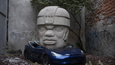 Artista mexicano esmaga carro da Tesla com escultura gigante para provocar Elon Musk
