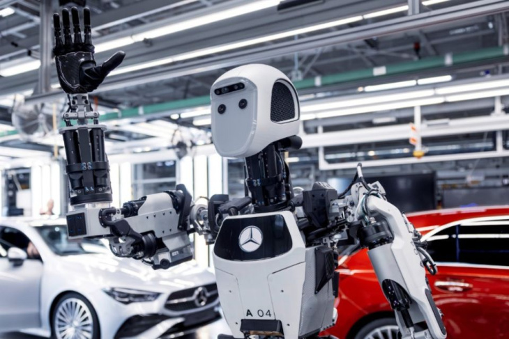 fábrica da mercedes-benz vai testar robôs no lugar de humanos em tarefas
